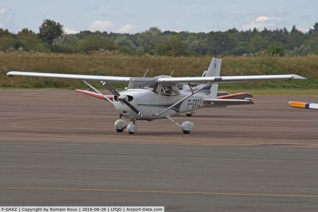 F-GAXZ, 2004 Cessna 172S C/N 172S9643, Parked