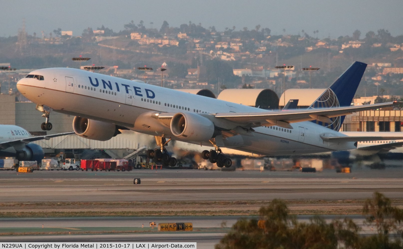 N229UA, 2002 Boeing 777-222 C/N 30557, United