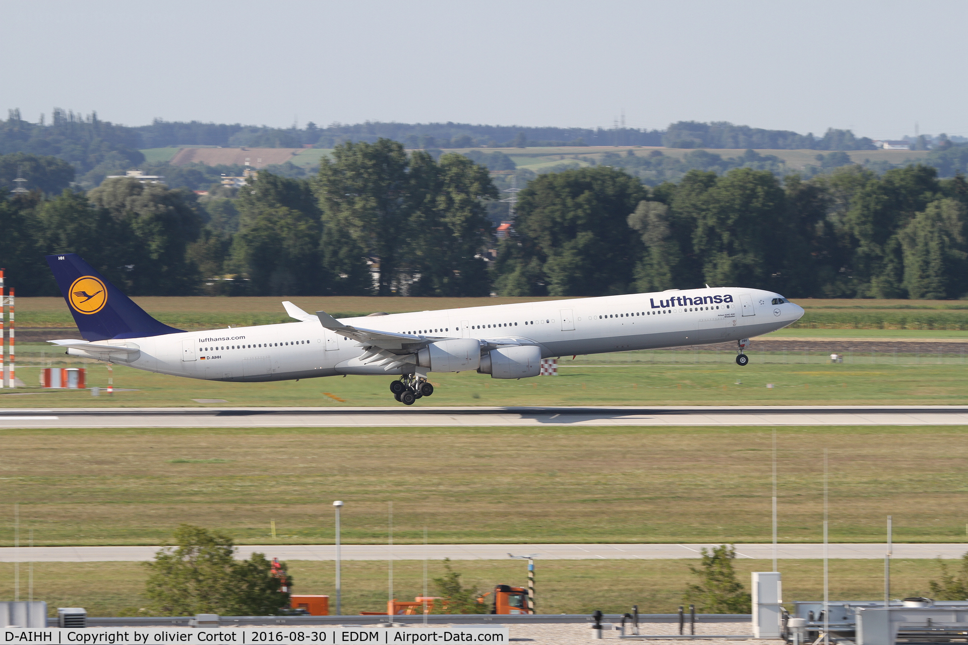 D-AIHH, 2004 Airbus A340-642 C/N 566, landing at munich airport