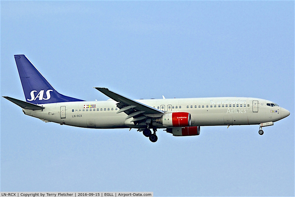 LN-RCX, 2000 Boeing 737-883 C/N 30196, On approach to  London Heathrow