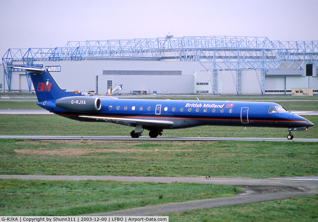 G-RJXA, 1999 Embraer EMB-145EP (ERJ-145EP) C/N 145136, Taxiing holding point rwy 15L for departure... old c/s