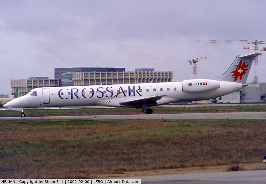 HB-JAN, 2001 Embraer EMB-145LU (ERJ-145LU) C/N 145434, Taxiing holding point rwy 33R for departure...