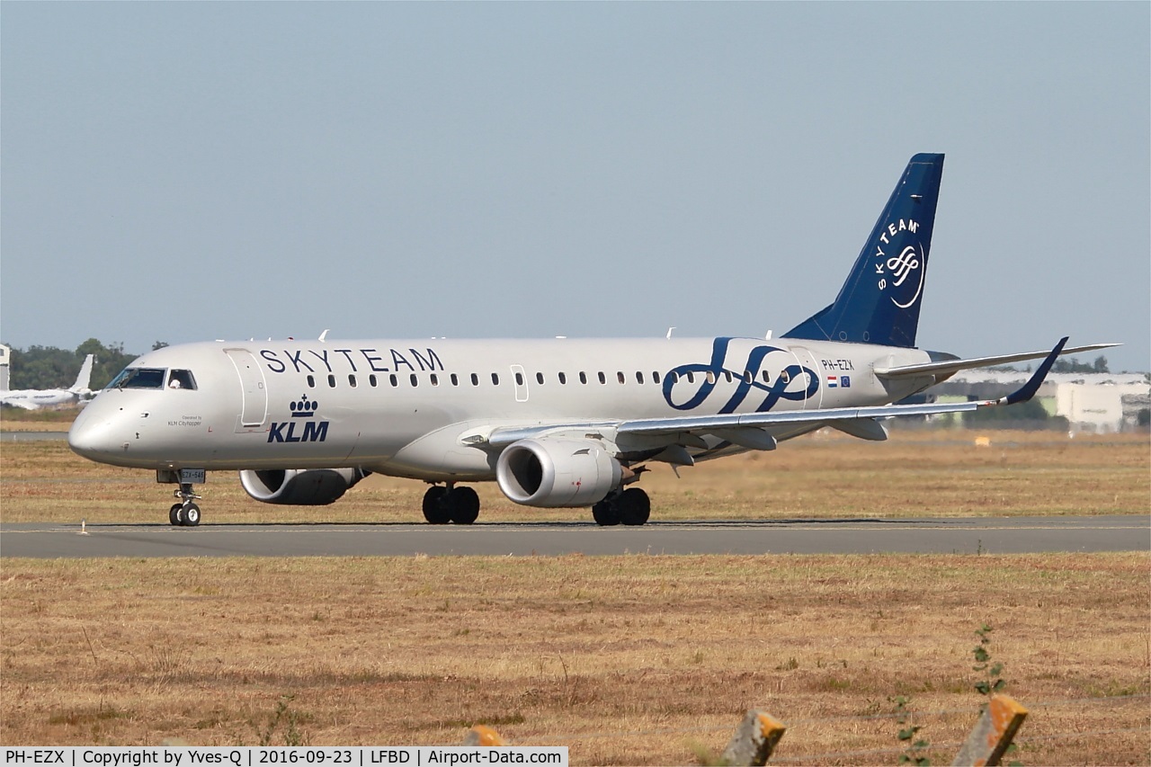 PH-EZX, 2012 Embraer 190LR (ERJ-190-100LR) C/N 19000545, Embraer ERJ-190LR, Taxiing to holding point Delta rwy 05, Bordeaux Mérignac airport (LFBD-BOD)