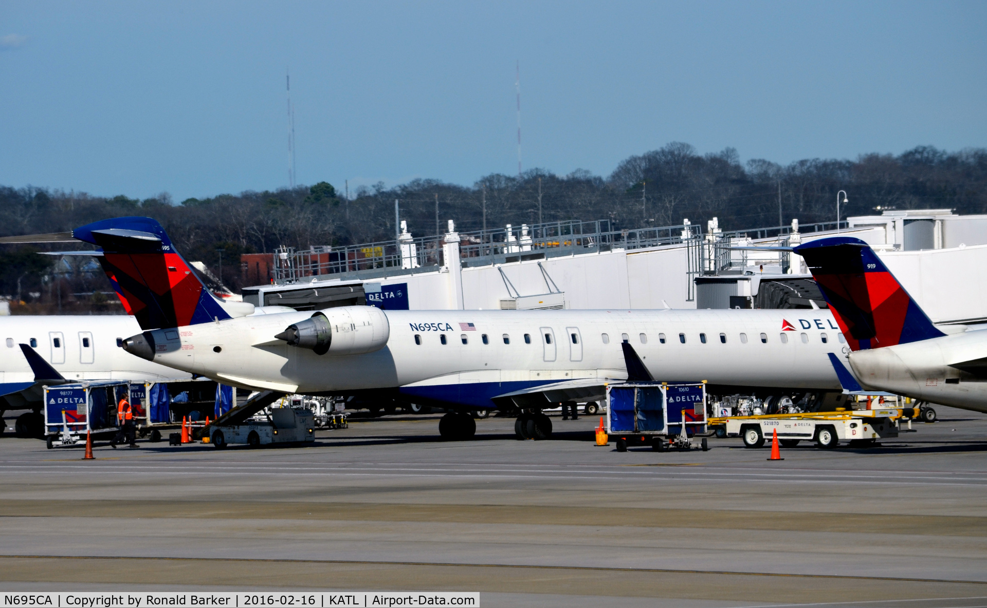 N695CA, 2006 Bombardier CRJ-900ER (CL-600-2D24) C/N 15097, At the gate Atlanta