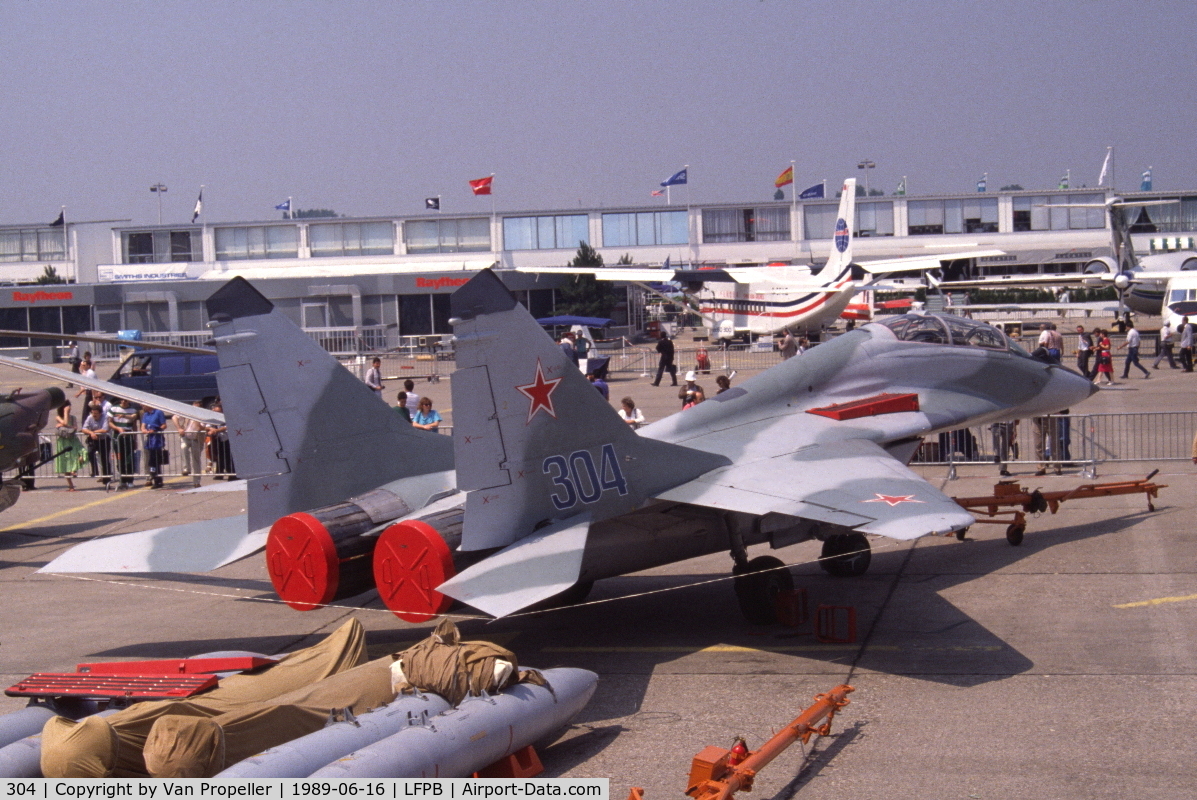 304, Mikoyan-Gurevich MiG-29UB (9-51) C/N N50903008134, Mikoyan MiG-29UB Fulcrum-B at Le Bourget, 1989