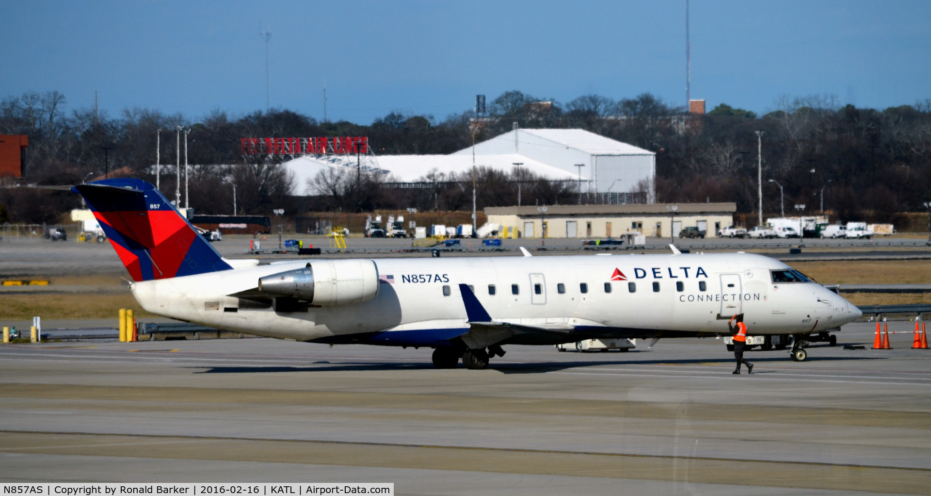 N857AS, 2000 Bombardier CRJ-200ER (CL-600-2B19) C/N 7411, Taxi ATL