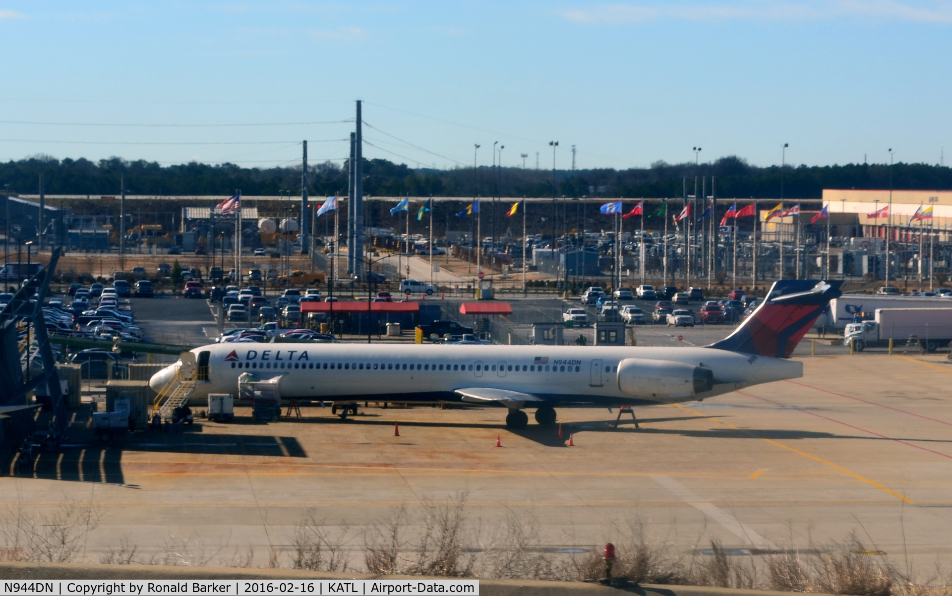 N944DN, 1997 McDonnell Douglas MD-90-30 C/N 53558, Parked Atlanta