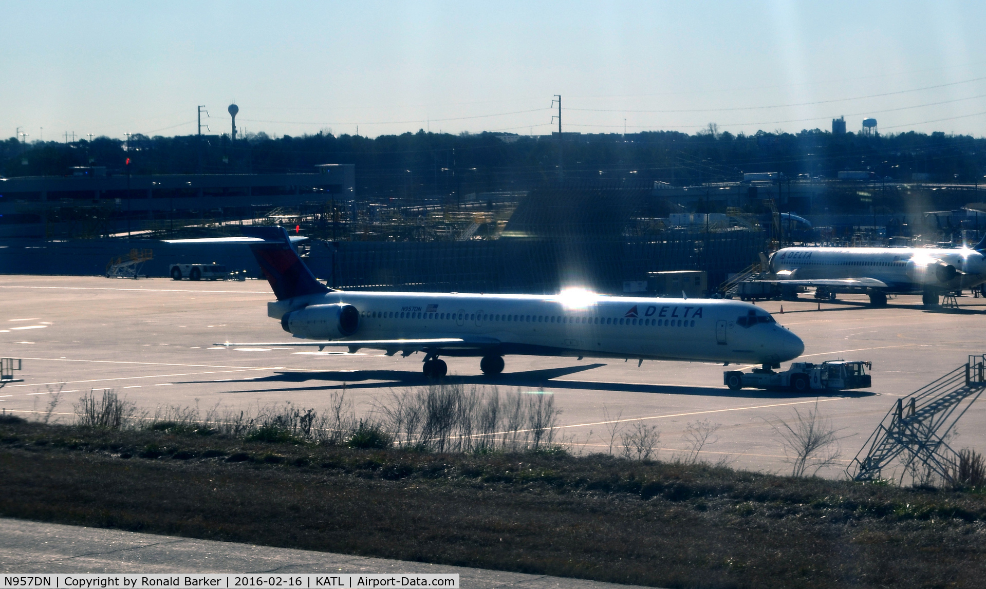 N957DN, 1997 McDonnell Douglas MD-90-30 C/N 53527, Towed Atlanta