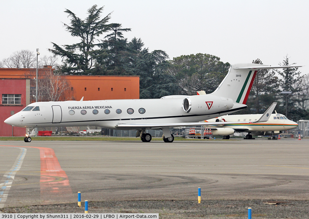 3910, Gulfstream Aerospace GV-SP (G550) C/N 5296, Taxiing holding point rwy 32R for departure...