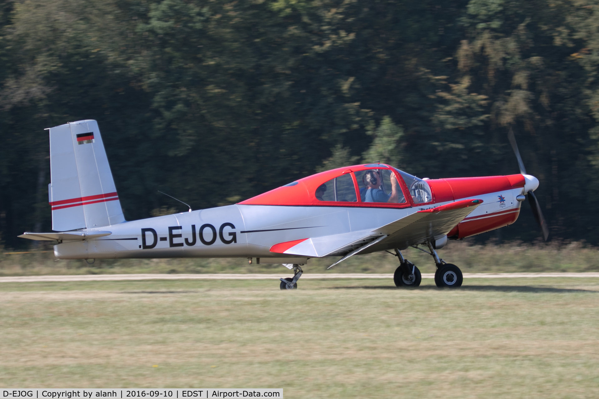 D-EJOG, 1958 Orlican L-40 Meta Sokol C/N 150402, Arriving at the 2016 Hahnweide Oldtimer Fliegertreffen