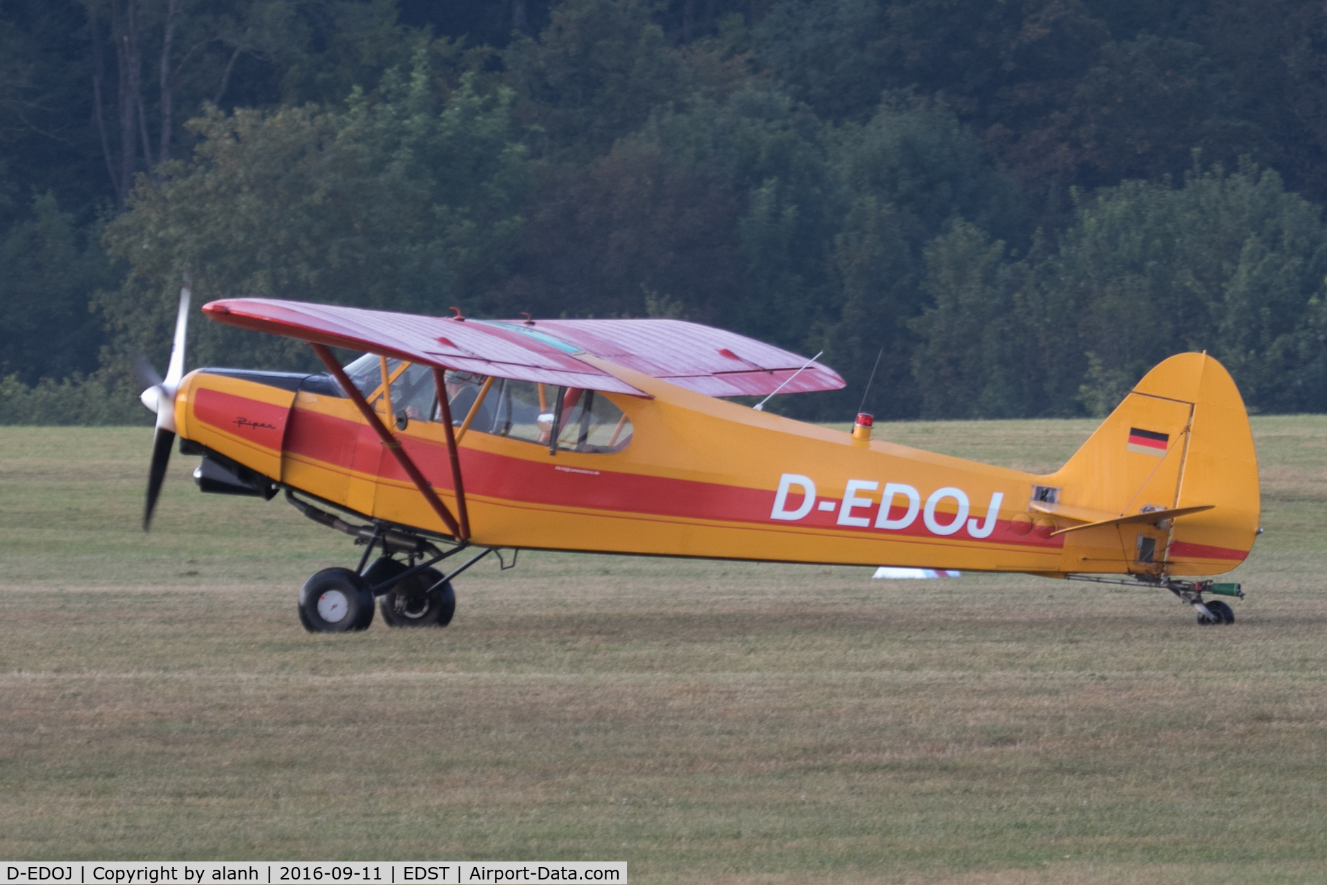 D-EDOJ, 1962 Piper PA 18-150 Super Cub C/N 18-7803, Taxying for departure at the 2016 Hahnweide Oldtimer Fliegertreffen