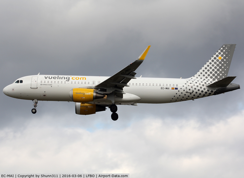 EC-MAI, 2014 Airbus A320-214 C/N 6045, Landing rwy 32L