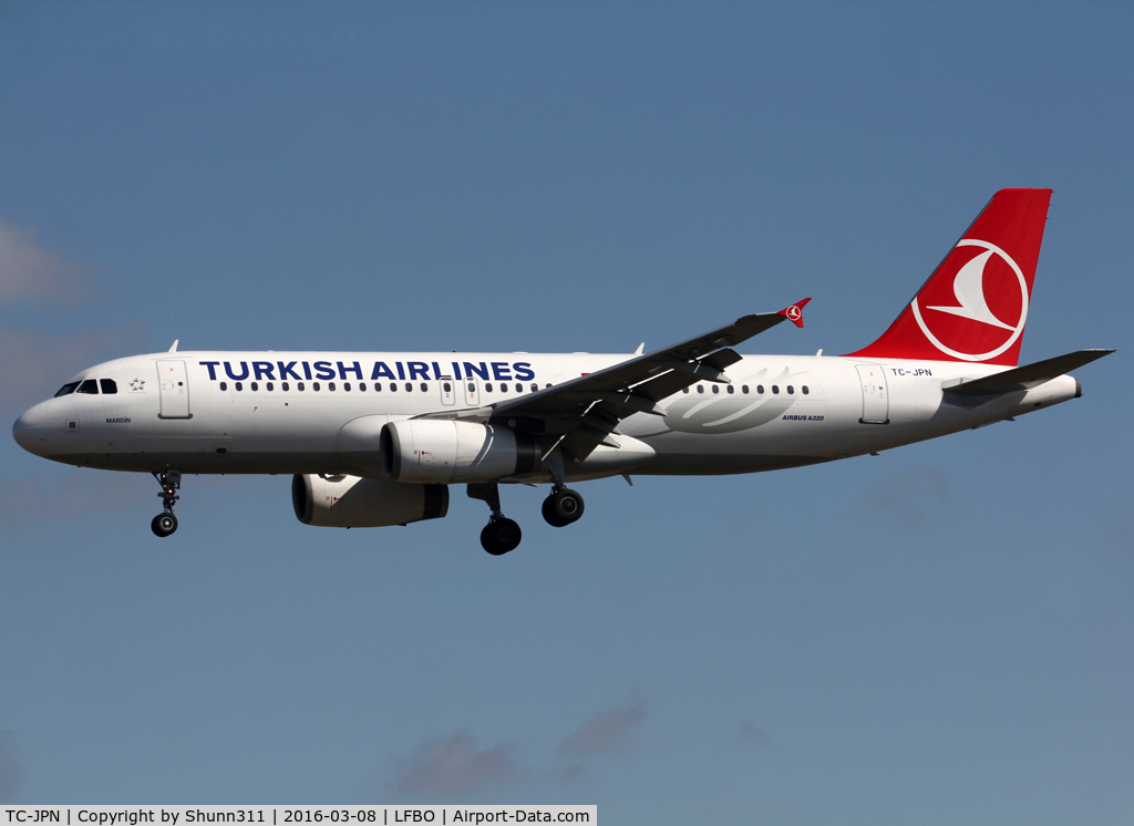 TC-JPN, 2008 Airbus A320-232 C/N 3558, Landing rwy 32L in new c/s