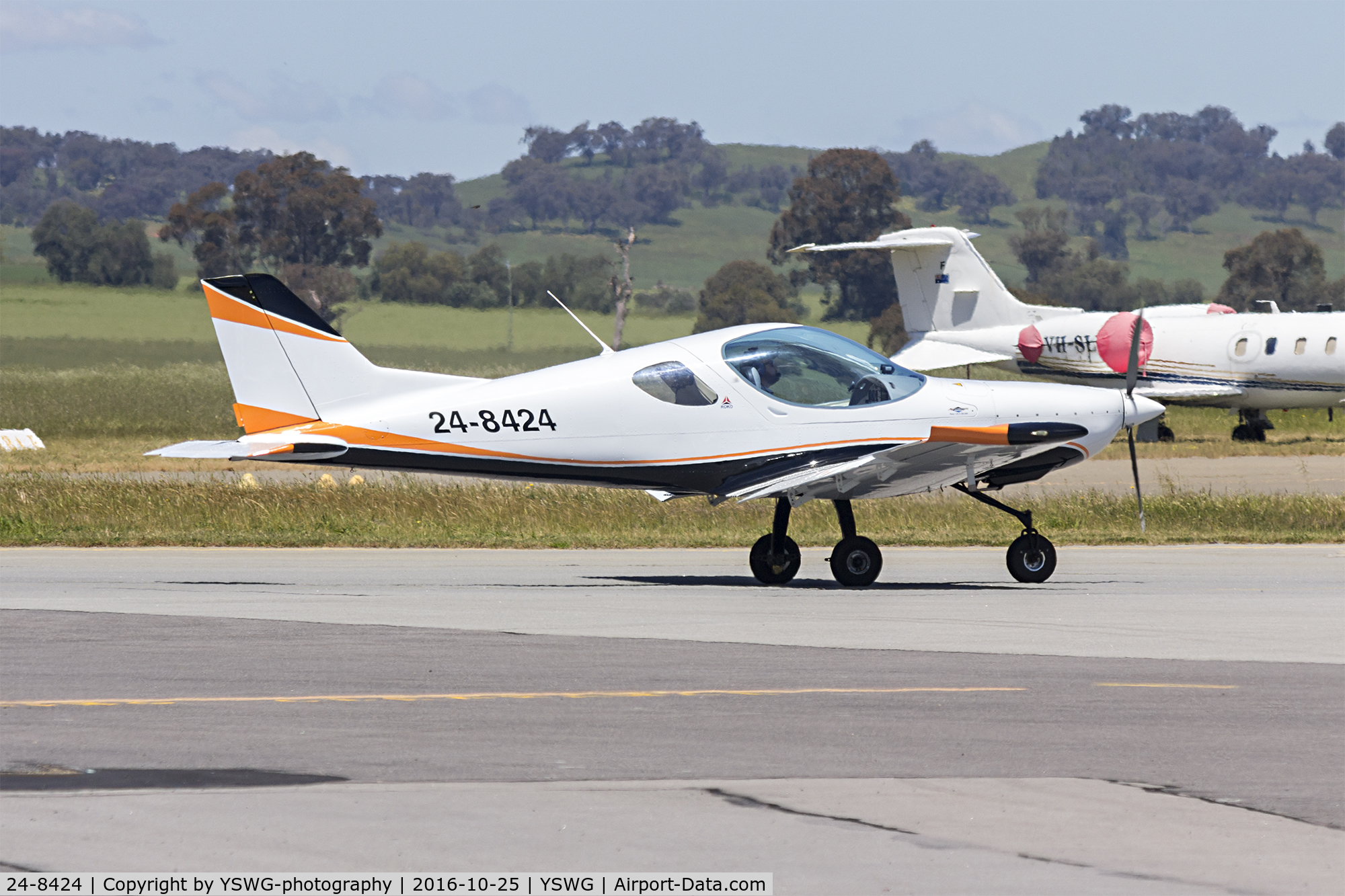 24-8424, 2013 Roko Aero NG4 C/N VIA0503/2013, Roko Aero NG4 (24-8424) taxiing at Wagga Wagga Airport