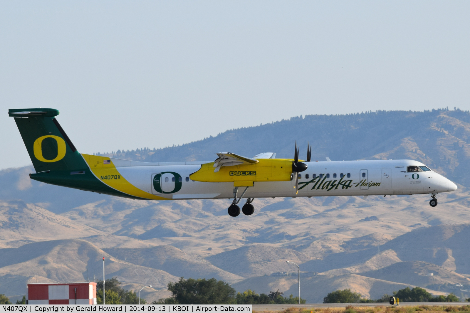 N407QX, 2001 Bombardier DHC-8-402 Dash 8 C/N 4049, Oregon Ducks