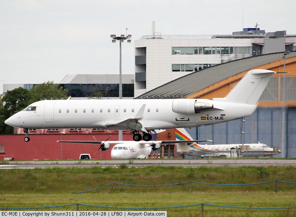 EC-MJE, 2002 Bombardier CRJ-200ER (CL-600-2B19) C/N 7622, Landing rwy 32R in all white c/s without titles