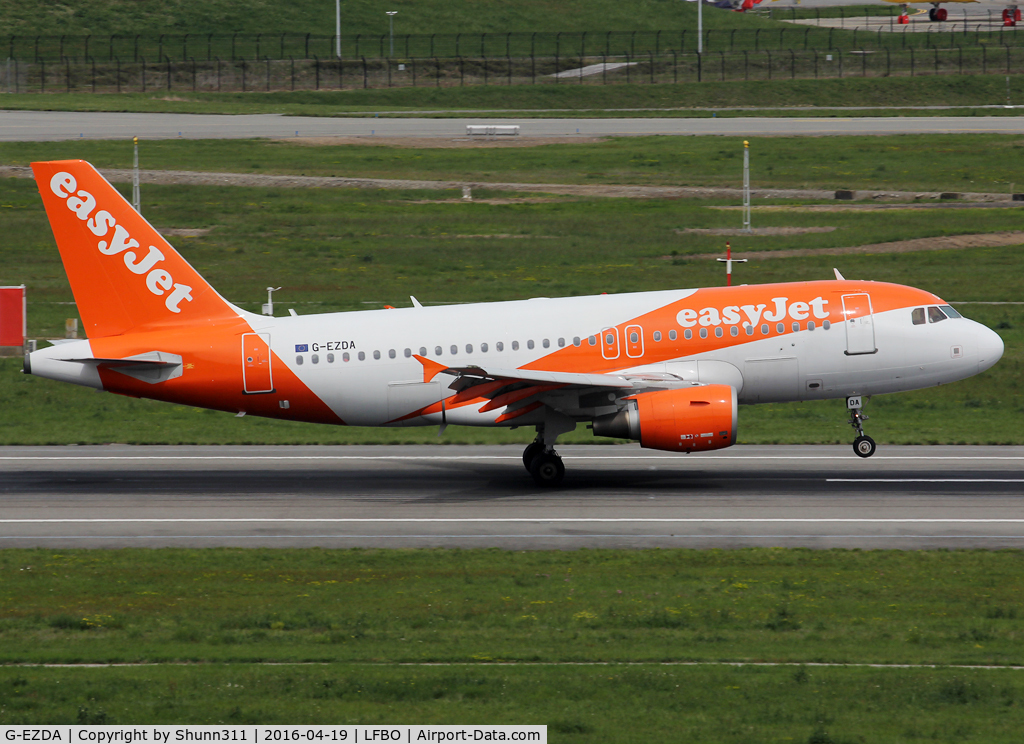 G-EZDA, 2008 Airbus A319-111 C/N 3413, Landing rwy 14R in new c/s