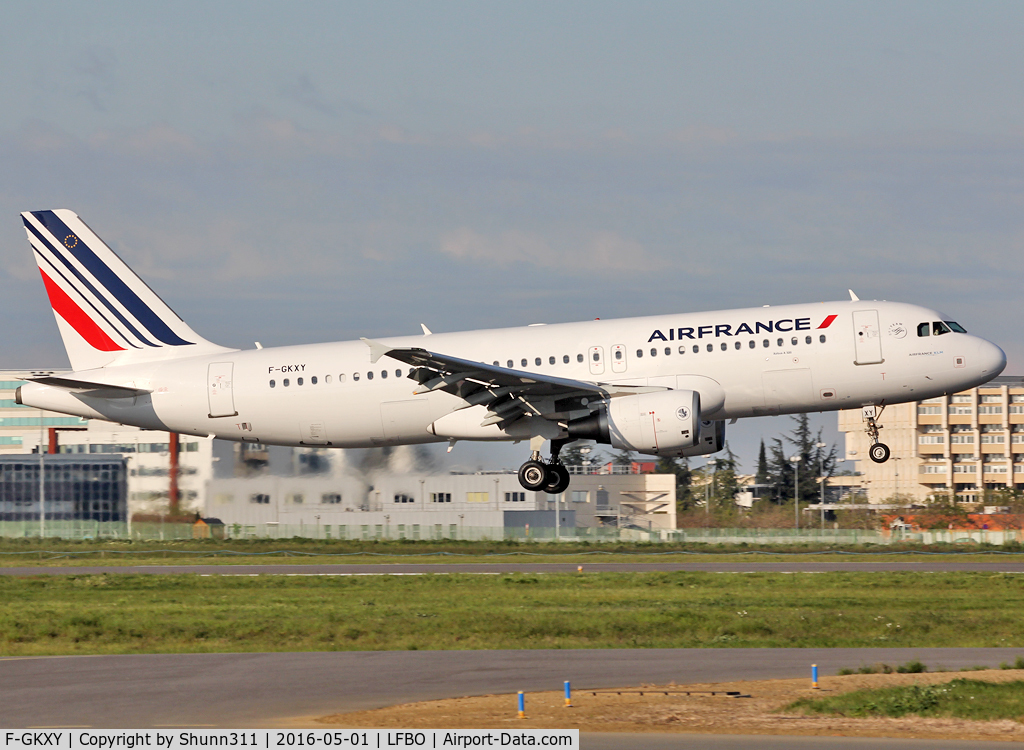 F-GKXY, 2009 Airbus A320-214 C/N 4105, Landing rwy 32R in new c/s