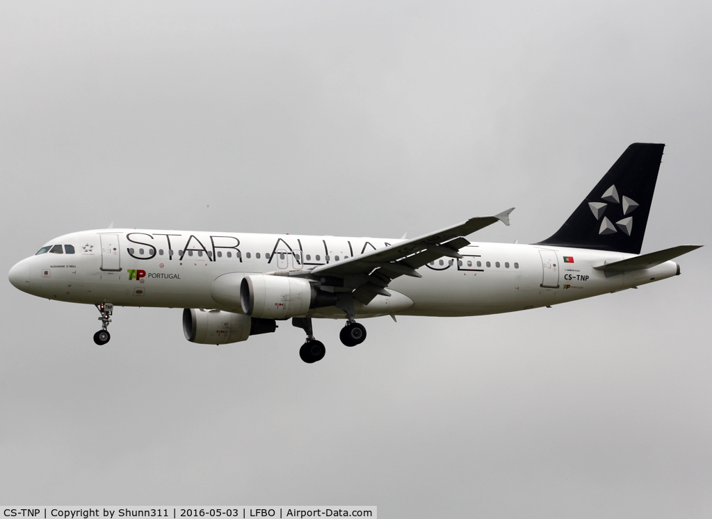 CS-TNP, 2004 Airbus A320-214 C/N 2178, Landing rwy 32L in Star Alliance c/s