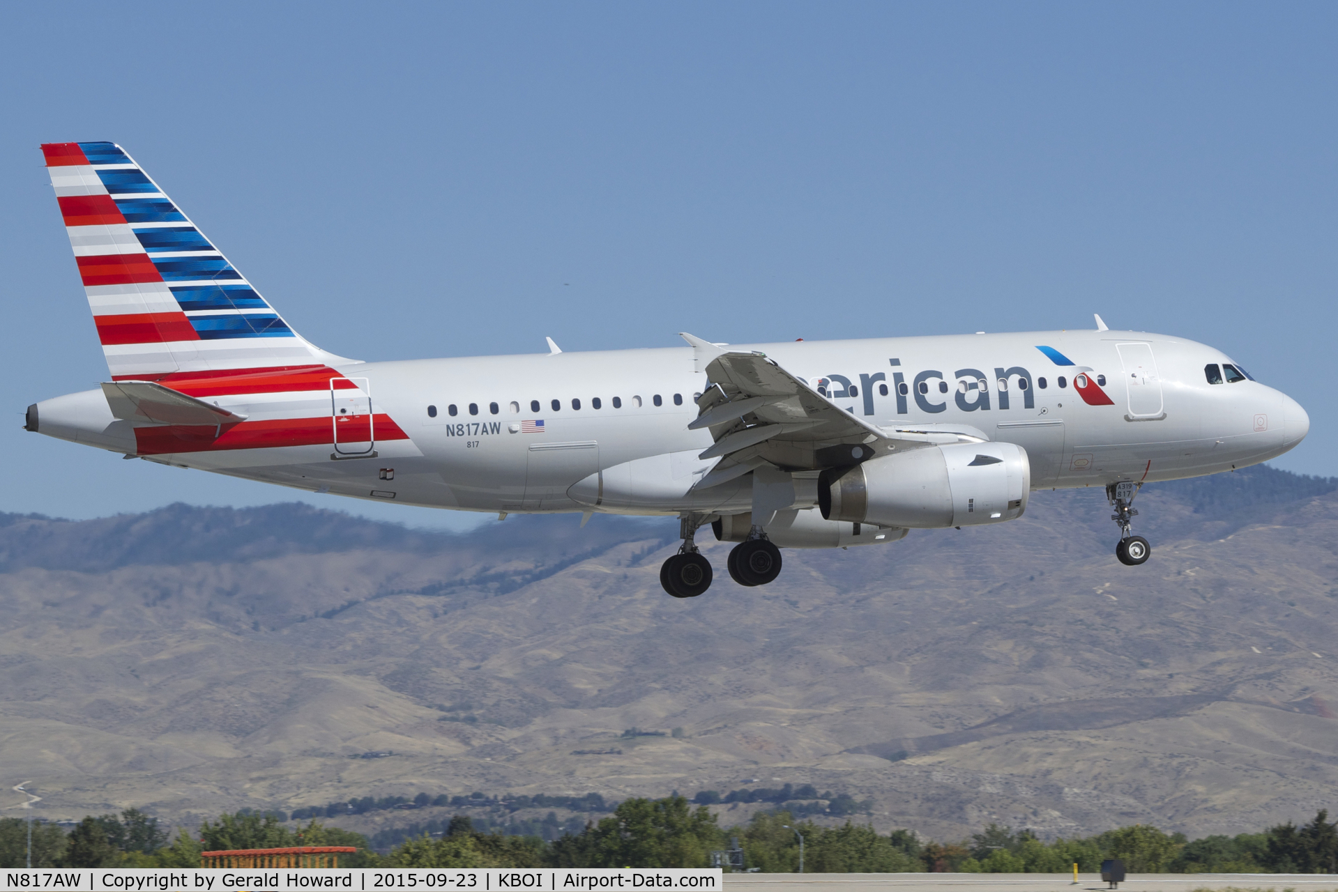 N817AW, 2000 Airbus A319-132 C/N 1373, Landing RWY 10R.