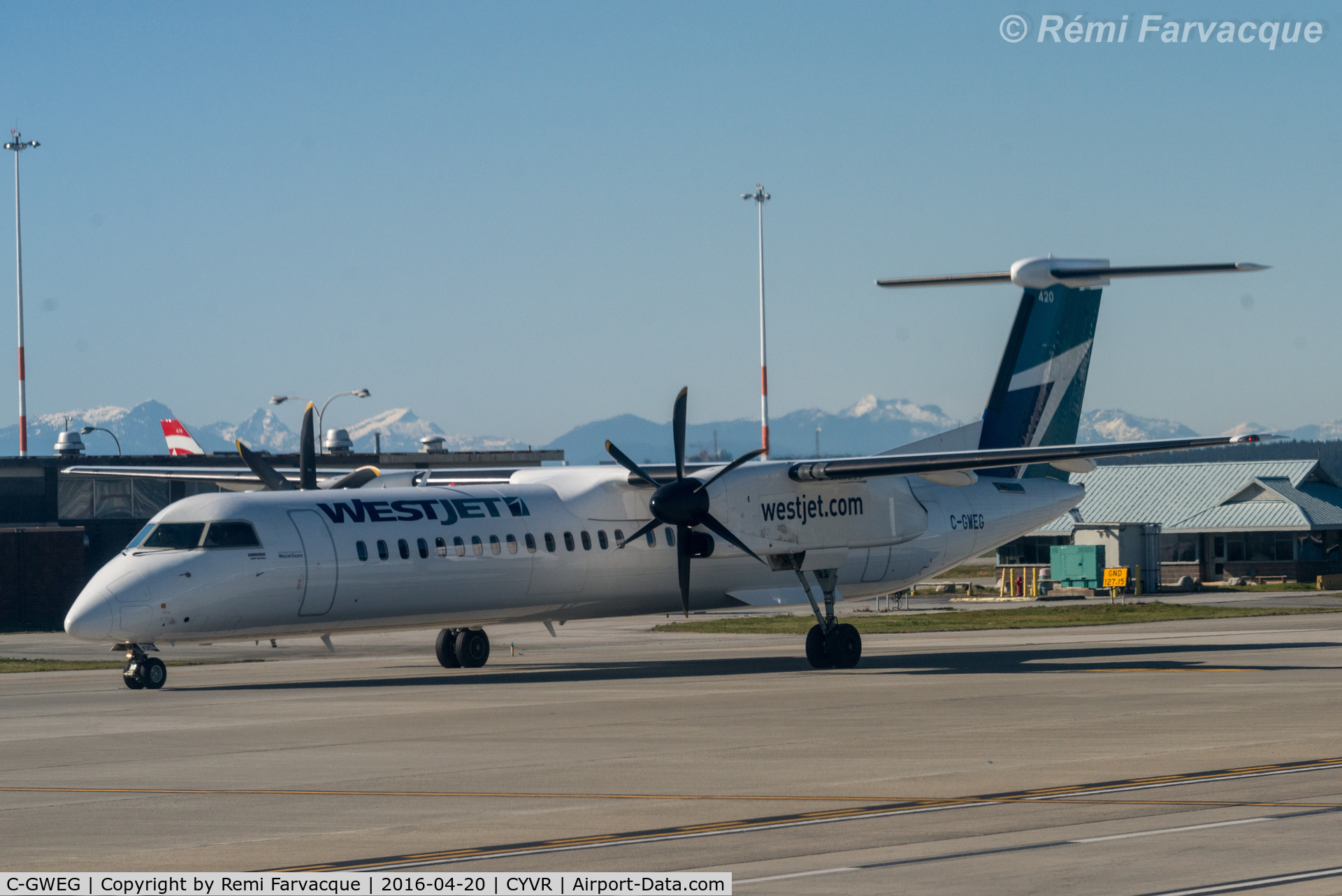 C-GWEG, 2015 Bombardier DHC-8-402Q Dash 8 Dash 8 C/N 4488, Taxiing to domestic after landing on north runway.