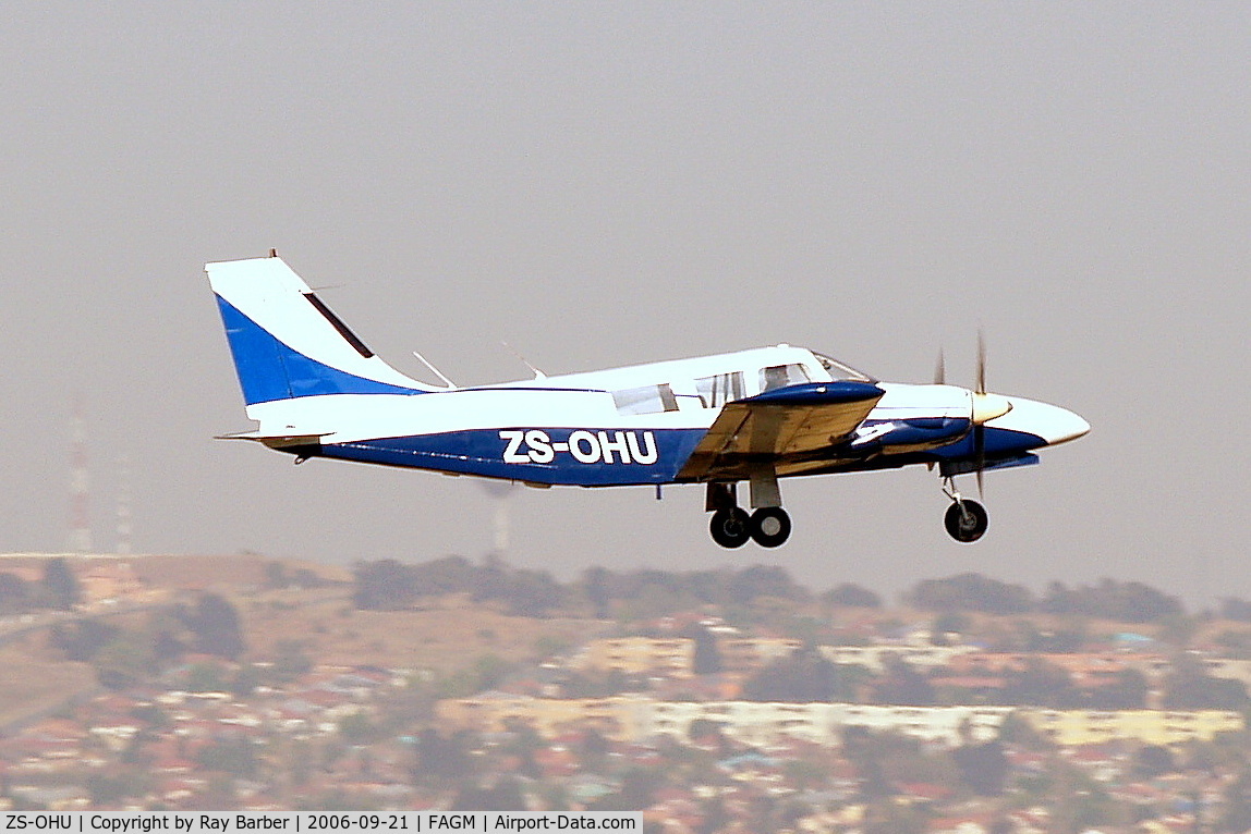 ZS-OHU, 1972 Piper PA-34-200 C/N 34-7250260, Piper PA-34-200 Seneca [34-7250260] Rand~ZS 21/09/2006