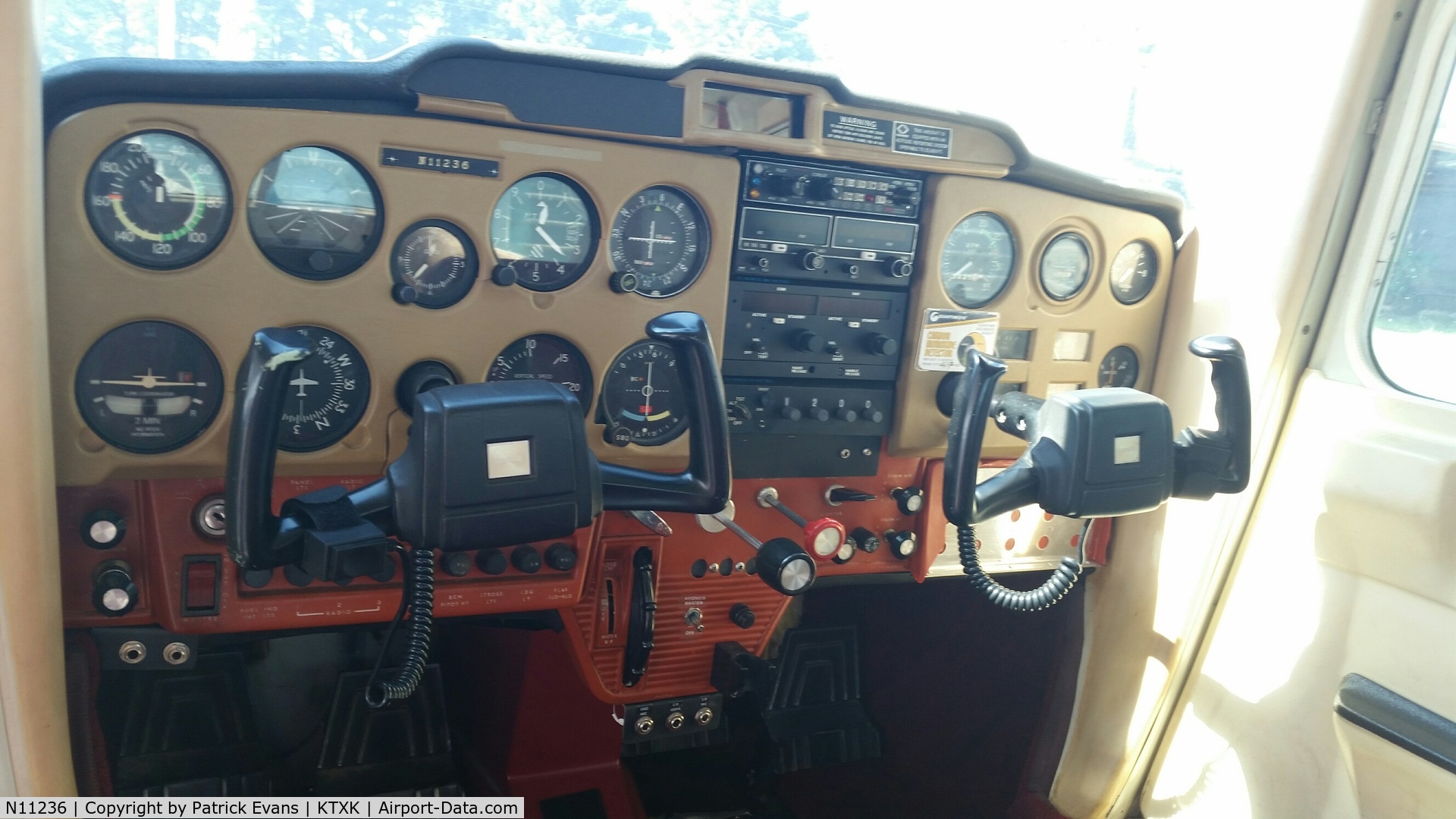 N11236, 1973 Cessna 150L C/N 15075271, The instrument panel