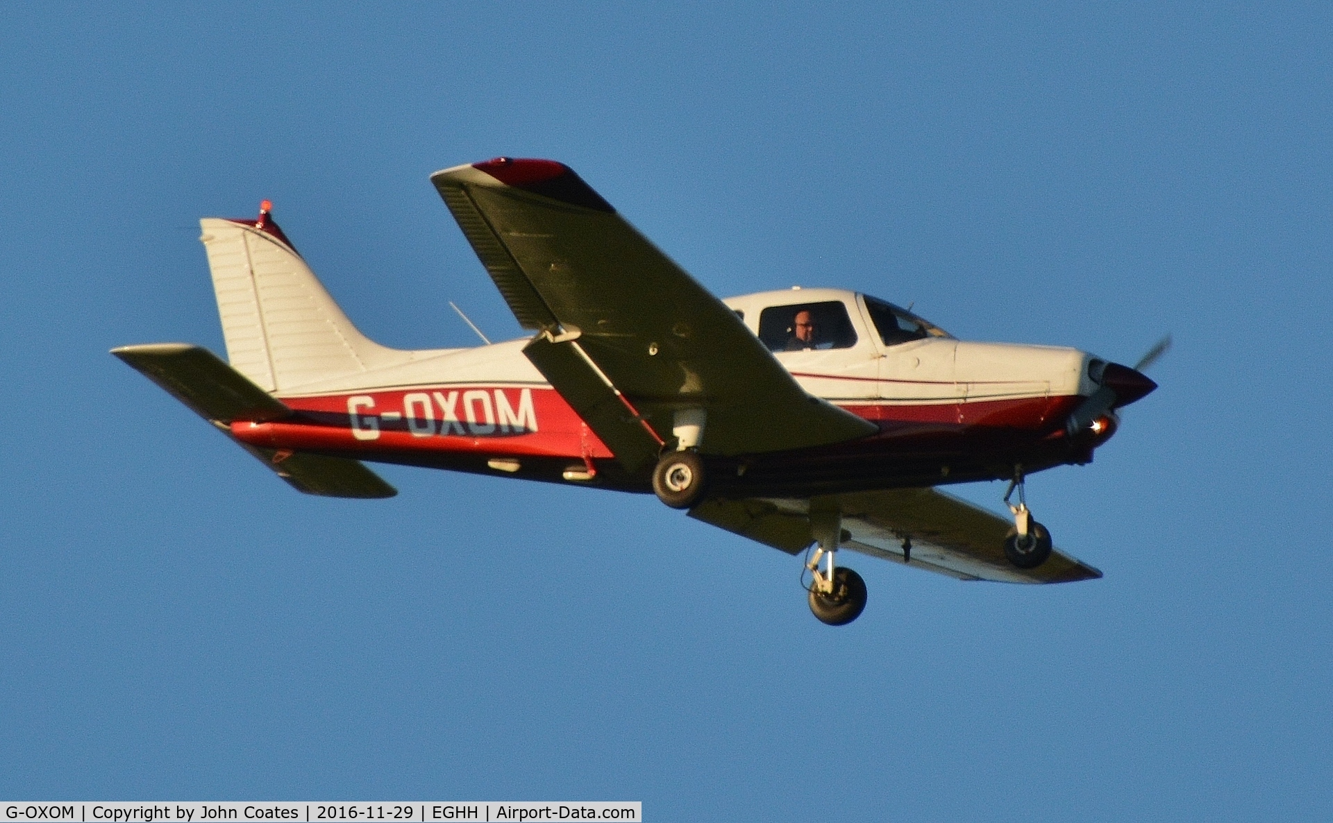 G-OXOM, 1989 Piper PA-28-161 Cadet C/N 28-41285, On approach to 08
