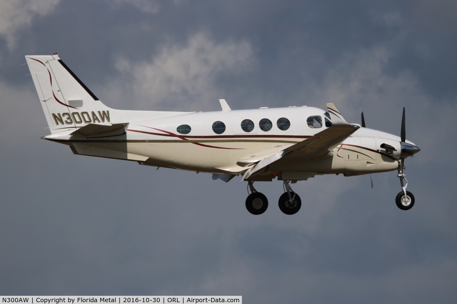 N300AW, 1999 Raytheon Aircraft Company C90A C/N LJ-1570, Beech C90A