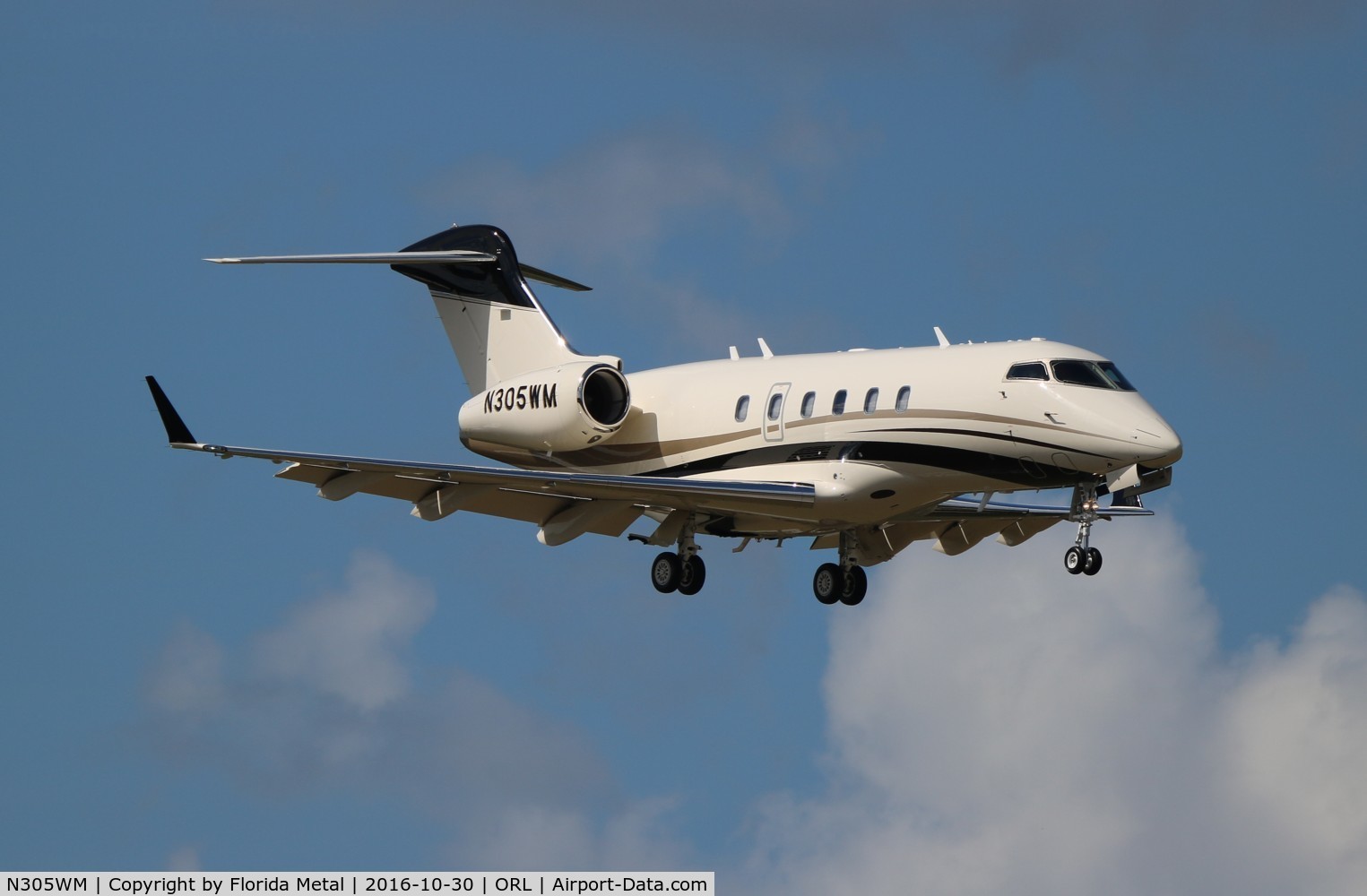 N305WM, 2012 Bombardier Challenger 300 (BD-100-1A10) C/N 20379, Challenger 350