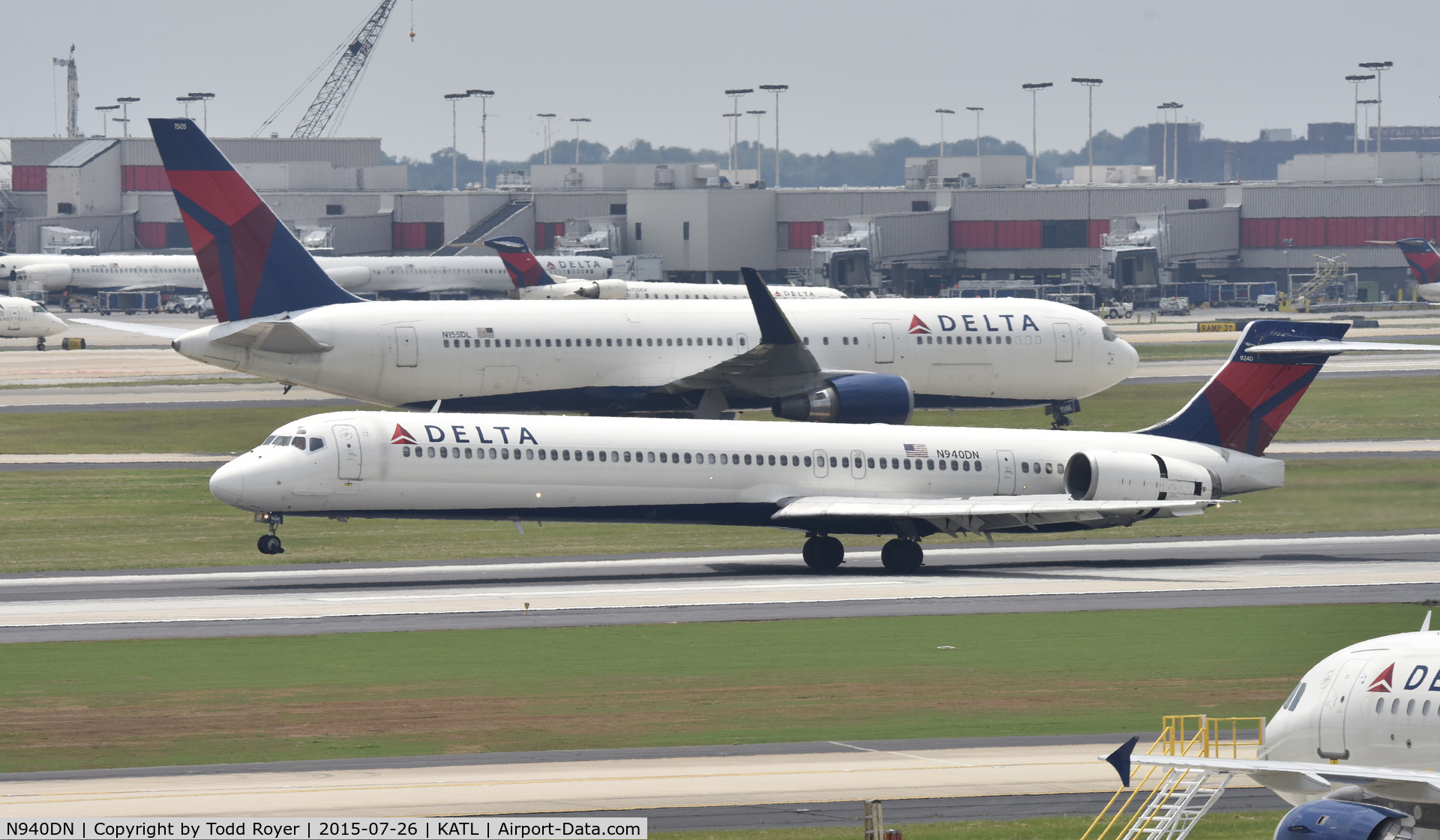 N940DN, 1997 McDonnell Douglas MD-90-30 C/N 53359, Arriving at Atlanta