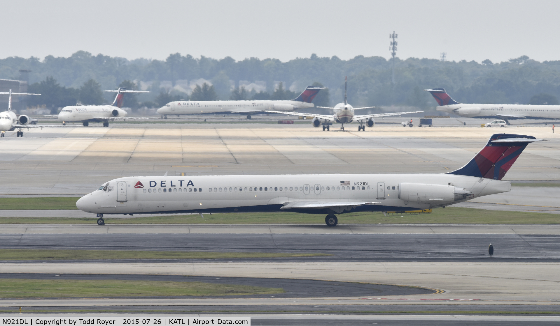 N921DL, 1988 McDonnell Douglas MD-88 C/N 49645, Departing Atlanta