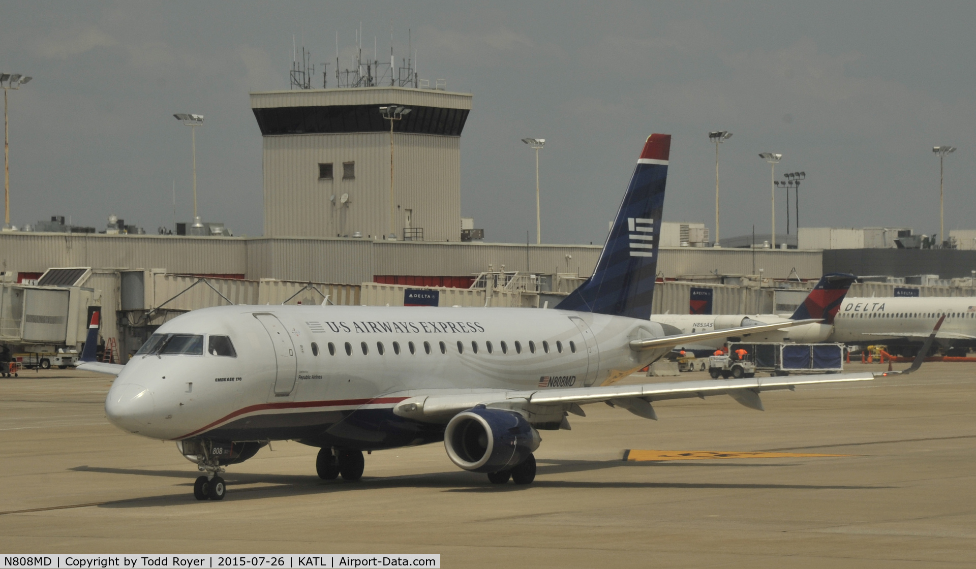 N808MD, 2004 Embraer 170SU (ERJ-170-100SU) C/N 17000021, Taxiing for departure at Atlanta