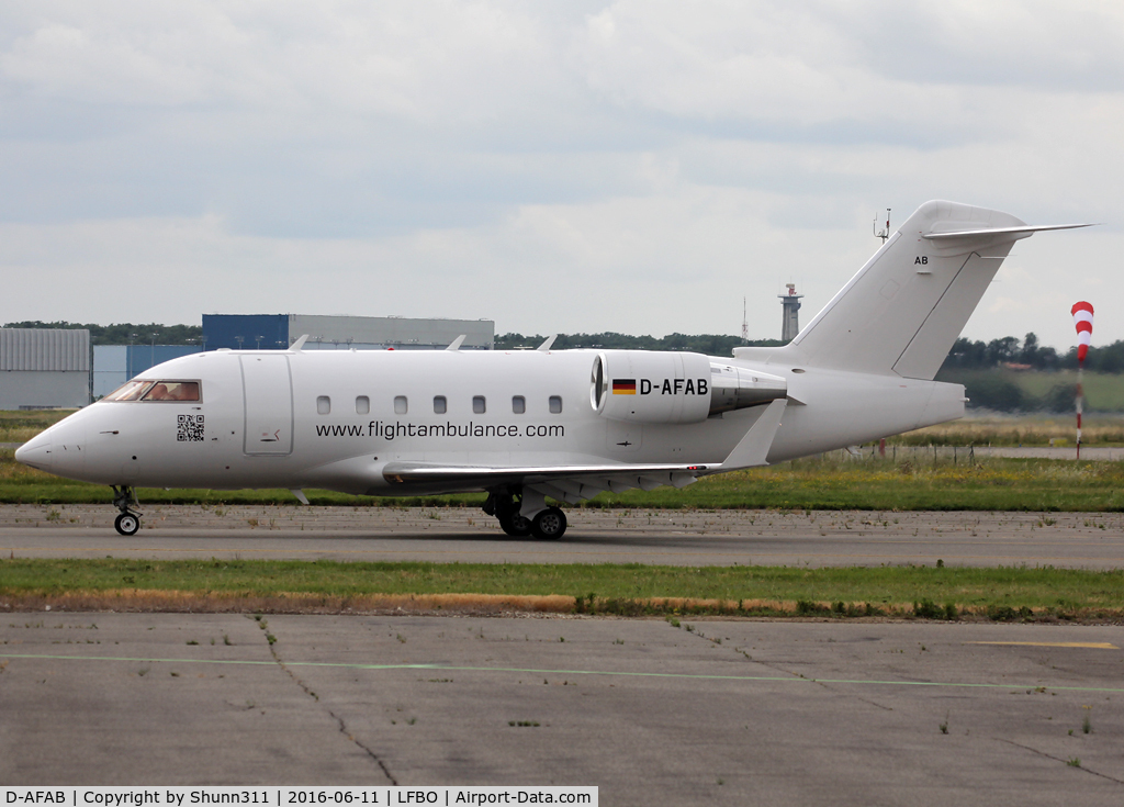 D-AFAB, 1998 Bombardier Challenger 604 (CL-600-2B16) C/N 5378, Taxiing holding point rwy 32 for departure...