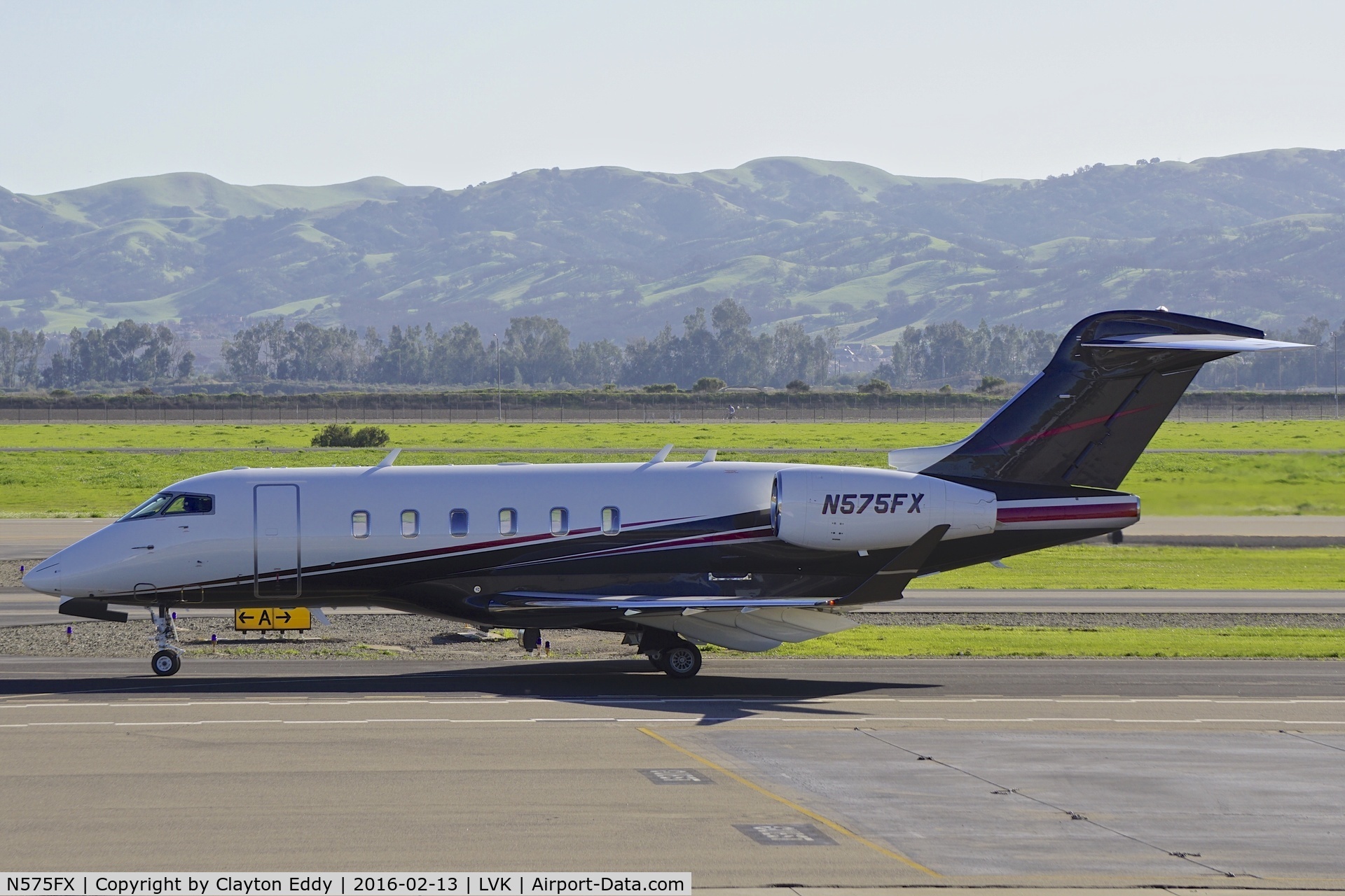 N575FX, 2015 Bombardier Challenger 300 (BD-100-1A10) C/N 20578, Livermore Airport 2016