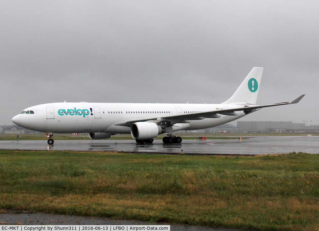 EC-MKT, 2006 Airbus A330-223 C/N 802, Taxiing to the Terminal...