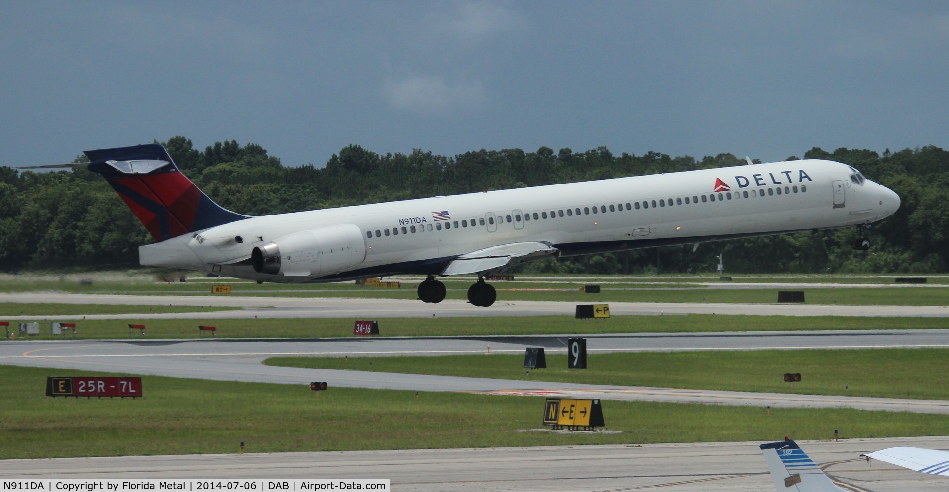 N911DA, 1995 McDonnell Douglas MD-90-30 C/N 53391, Delta