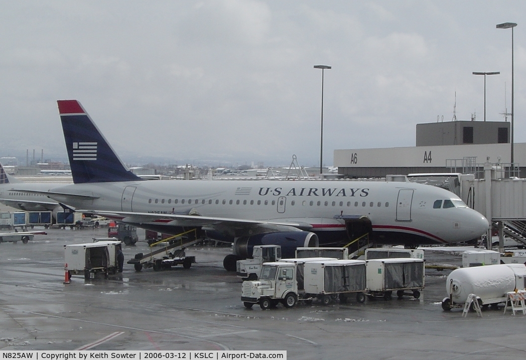 N825AW, 2001 Airbus A319-132 C/N 1527, On stand
