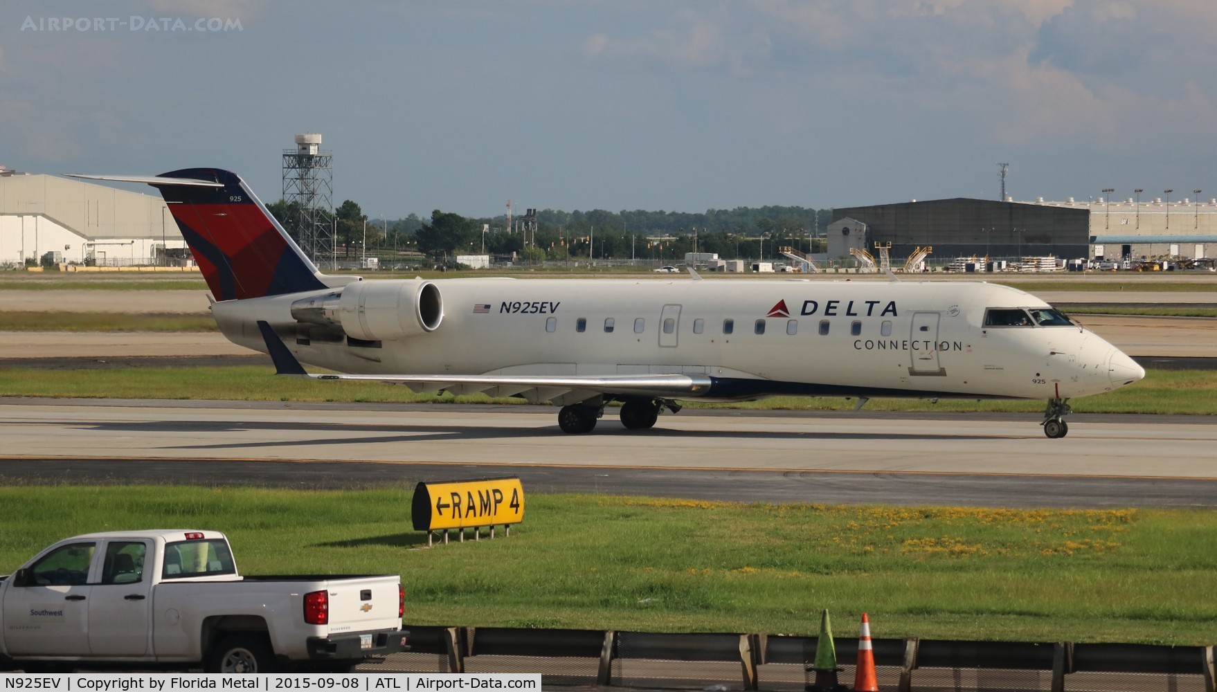 N925EV, 2003 Bombardier CRJ-200ER (CL-600-2B19) C/N 7831, Delta Connection