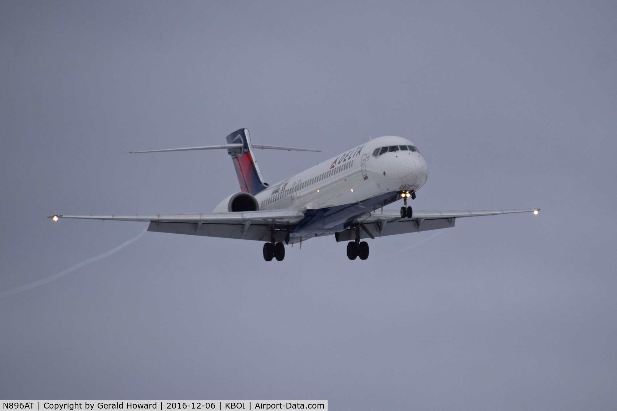 N896AT, 2005 Boeing 717-200 C/N 55048, On approach to RWY 10L.