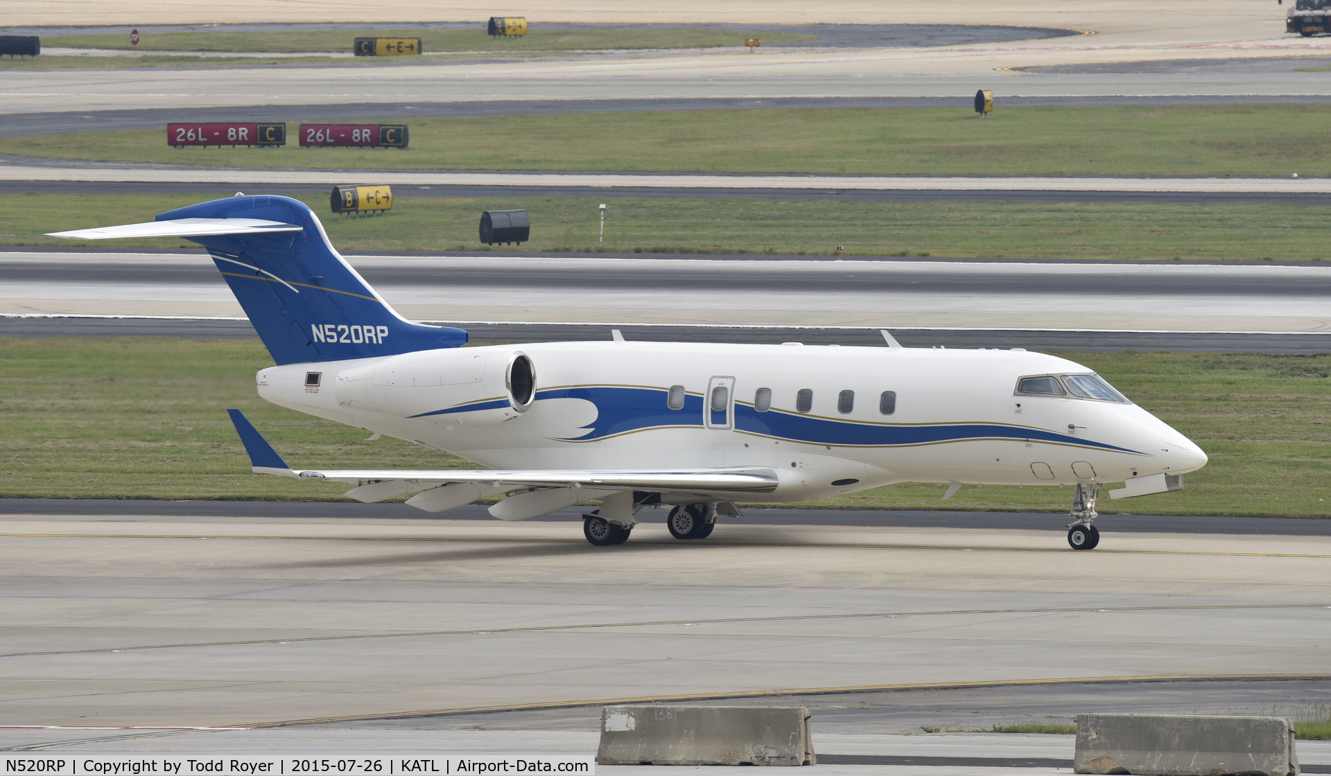 N520RP, 2004 Bombardier Challenger 300 (BD-100-1A10) C/N 20032, Taxiing for departure at Atlanta