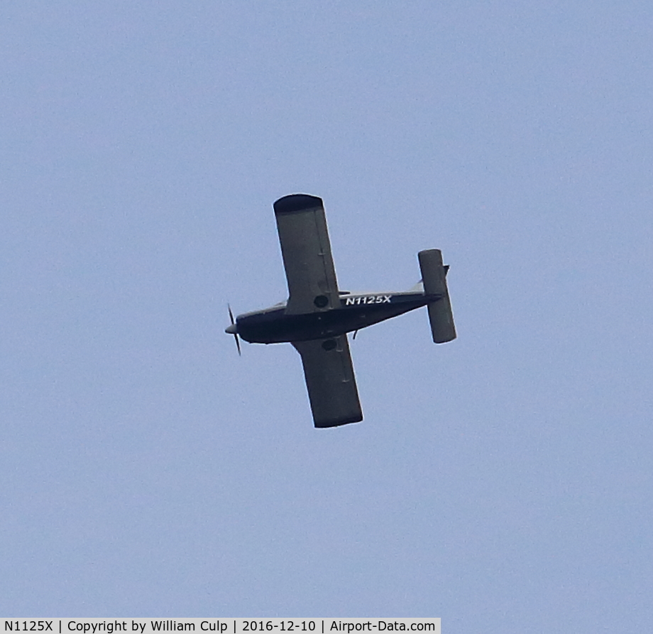 N1125X, 1975 Piper PA-28R-200 Cherokee Arrow C/N 28R-7535251, Flying over head shot at Peace valley Park, Doylestown Pa.