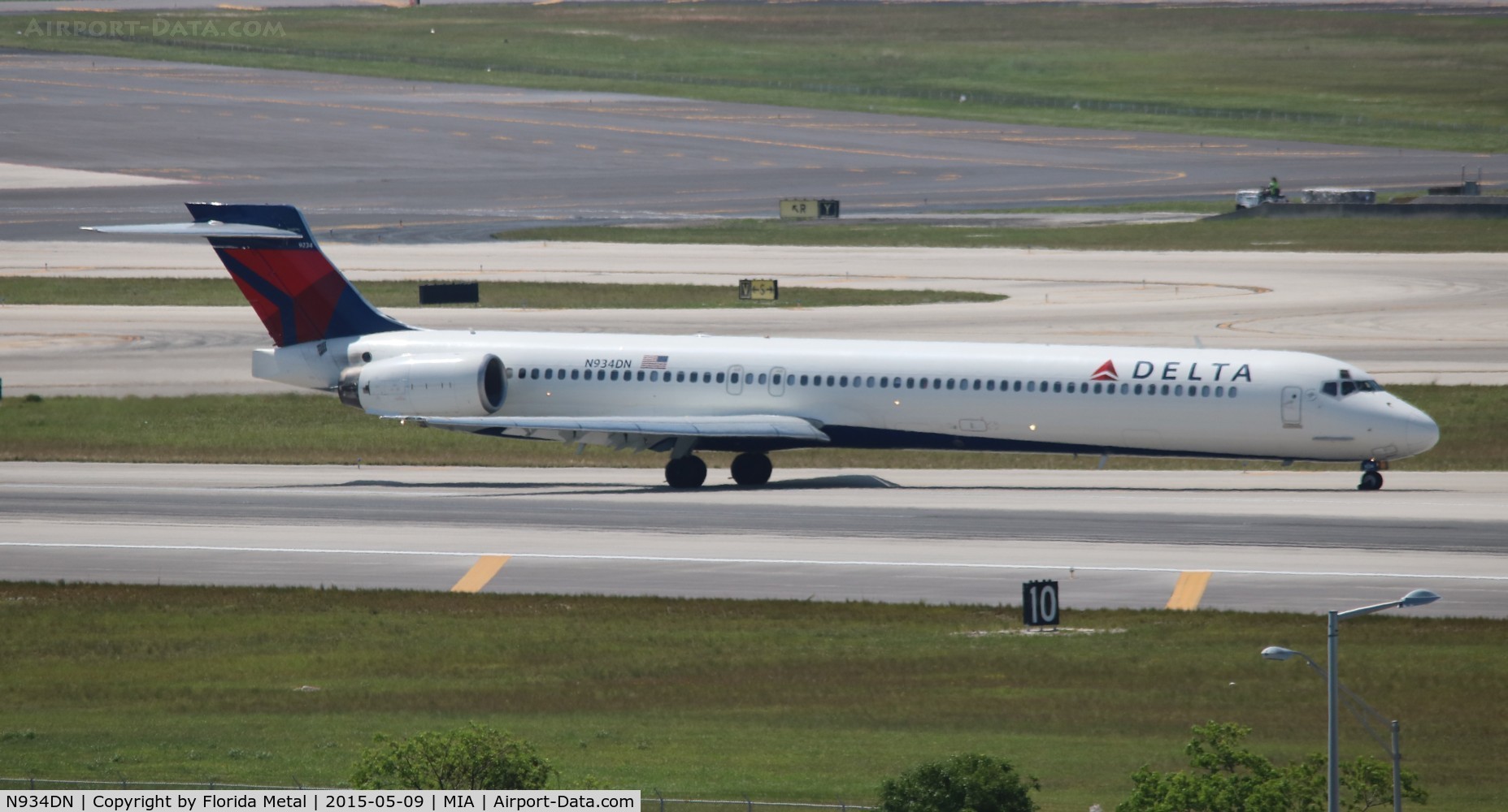 N934DN, 1996 McDonnell Douglas MD-90-30 C/N 53462, Delta