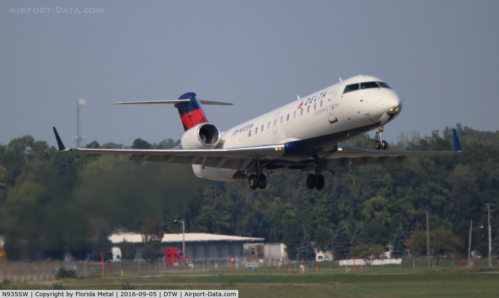 N935SW, 2002 Bombardier CRJ-200LR (CL-600-2B19) C/N 7725, Delta Connection