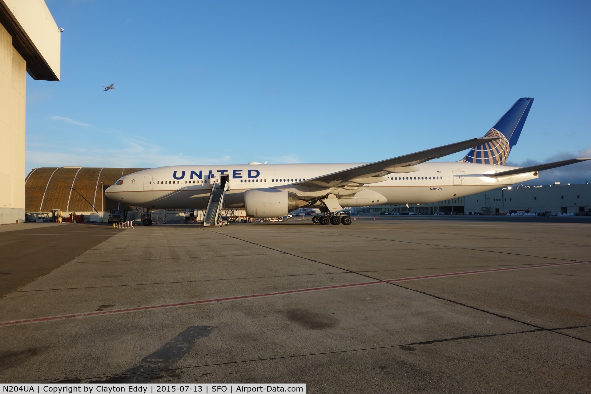 N204UA, 1999 Boeing 777-222/ER C/N 28713, SFO 2015