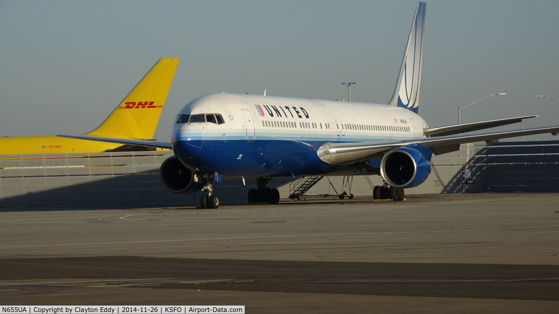 N655UA, 1992 Boeing 767-322/ER C/N 25393, SFO 2014