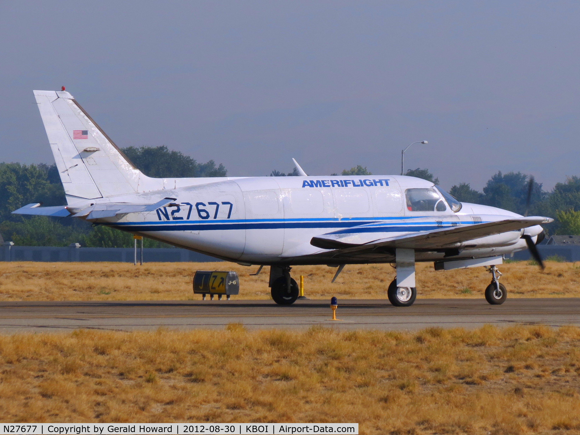 N27677, 1978 Piper PA-31-350 Chieftain C/N 31-7852101, Taxing to RWY 10L.