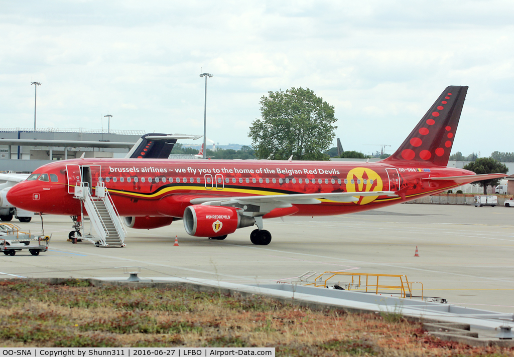 OO-SNA, 2001 Airbus A320-214 C/N 1441, Parked at the Airport... Flight with Brussel Soccer Team for Euro 2016... Special Red Devils c/s