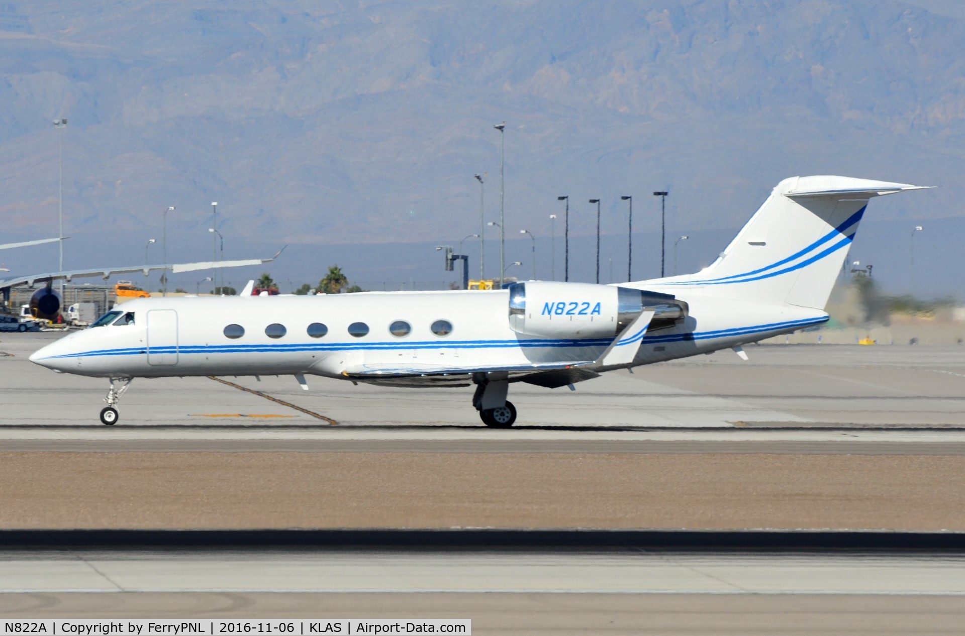 N822A, 2001 Gulfstream Aerospace G-IV C/N 1447, Flug G4 departing LAS