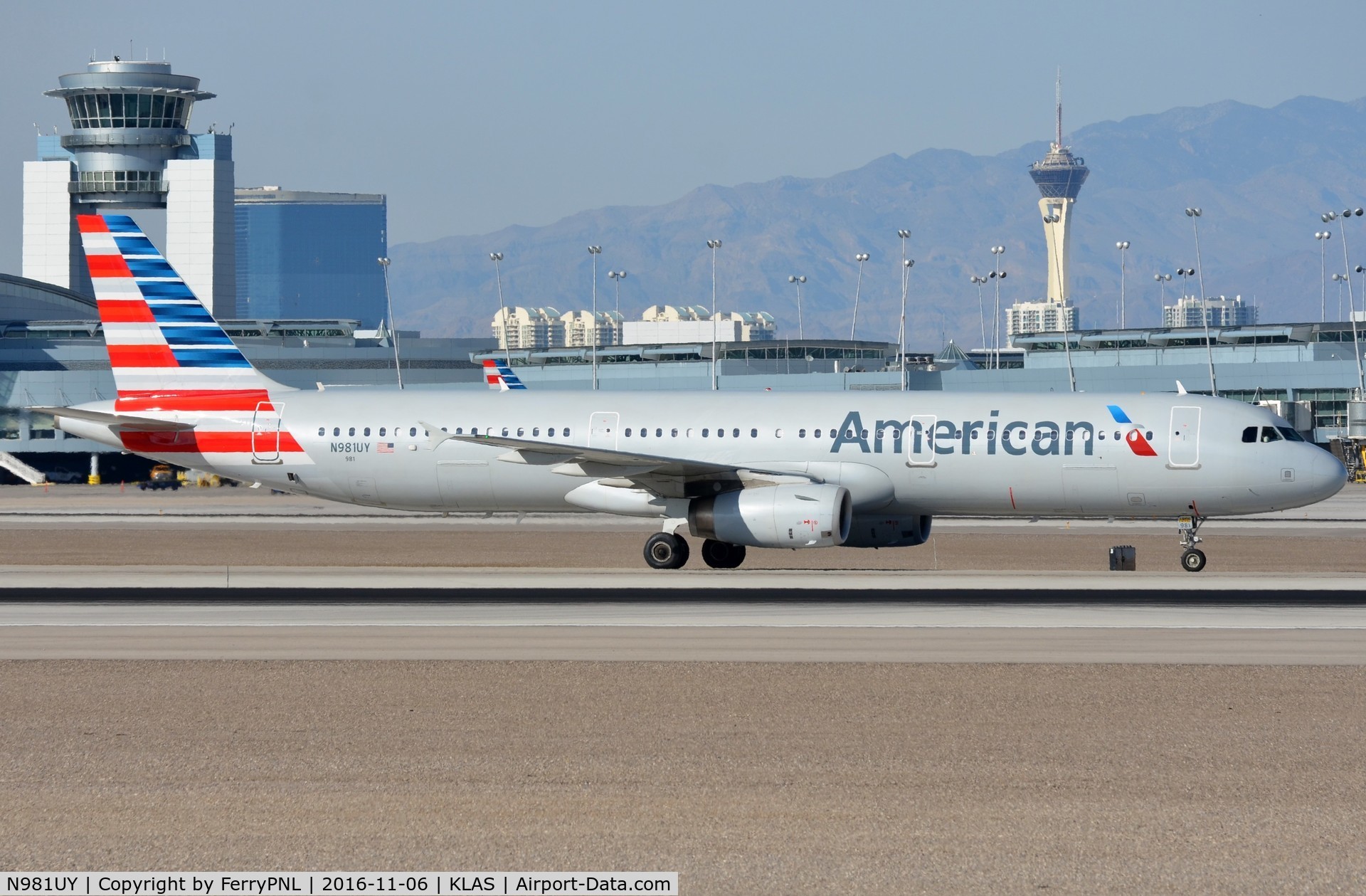 N981UY, 2013 Airbus A321-231 C/N 5800, American A321 taxying.